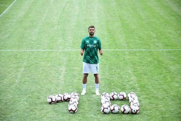 Konyaspor kaptanı Selim Ay: Şampiyon olmak ve Şampiyonlar Ligi'nde oynamak istiyorum