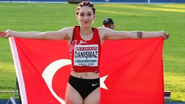 Üç adım atlamada bir ilki başardı