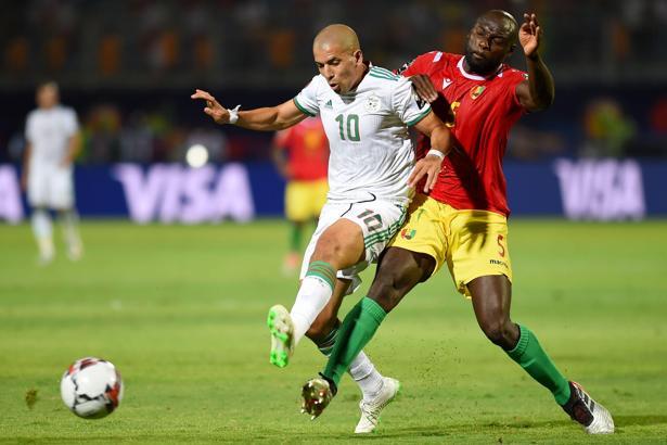 Cezayir'de Feghouli şov devam ediyor