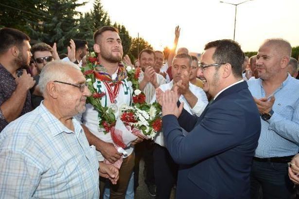 Kırkpınar'da başarılı olan güreşçiye görkemli karşılama