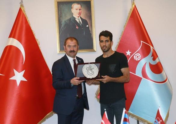 Trabzonspor'dan Vahid Amiri'ye veda plaketi