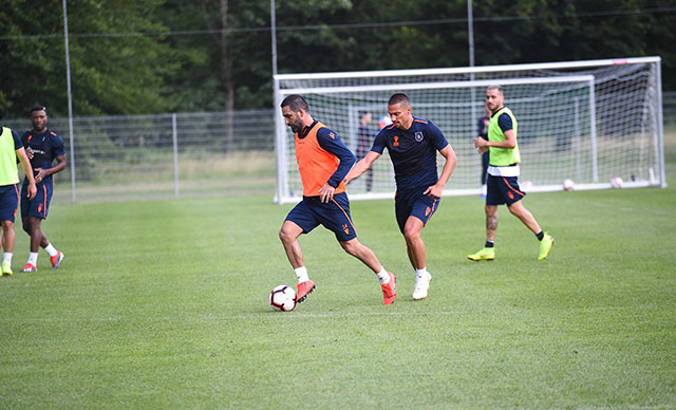 Başakşehir'de Arda Turan takımla çalıştı