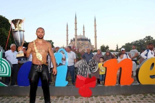 Başpehlivan Gürbüz, hamam geleneğini bozmadı