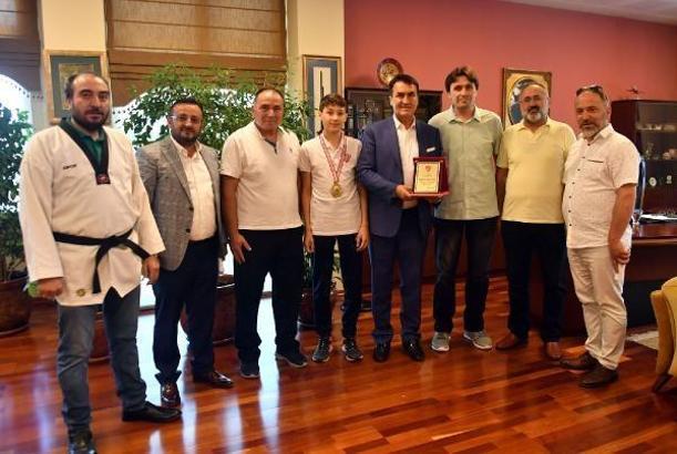 Şampiyon tekvandocu ödüllendirildi