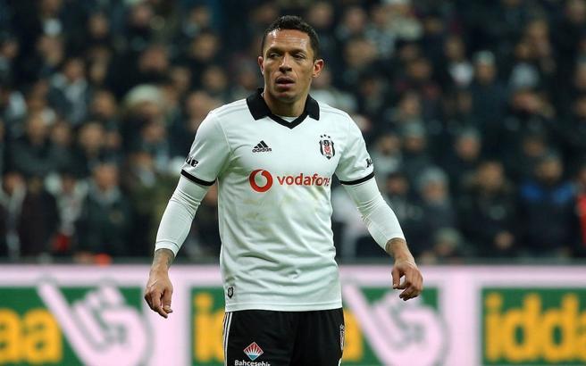 Beşiktaş'a Adriano'dan kötü haber
