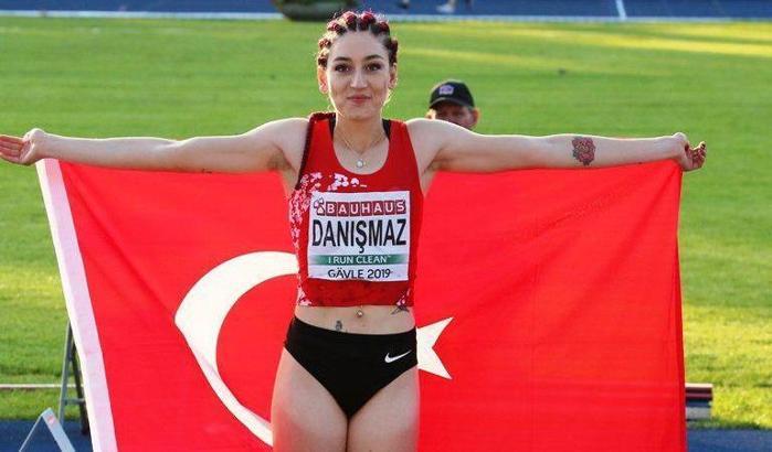 Üç adım atlamada Tuğba Danışmaz'dan gümüş madalya