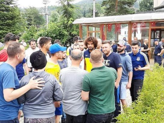 Fenerbahçeli futbolculara Cuma Namazı çıkışında yoğun ilgi