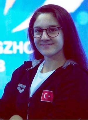 Milli yüzücü Beril Böcekler'den tarihi başarı