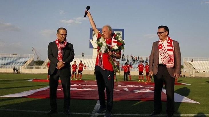 Mustafa Denizli'ye Traktör Sazi ile ilk antrenmanında sevgi seli
