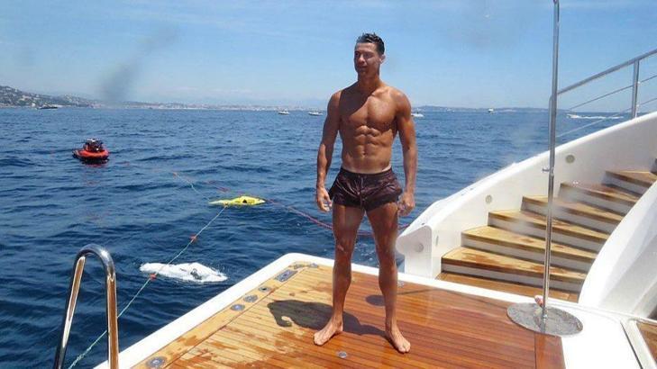 Cristiano Ronaldo, tatilin keyfini çıkarıyor