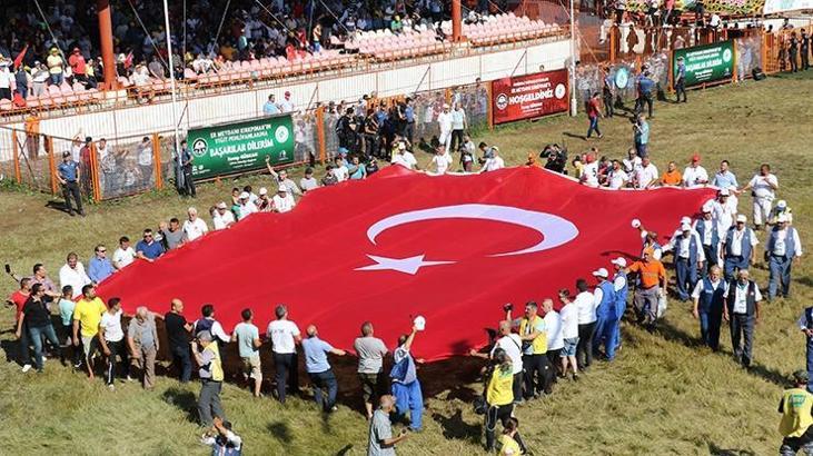 Kırkpınar'da dev Türk bayrağı açıldı