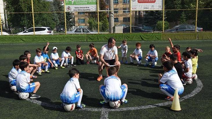 Kaleci Ebrar'dan Eskişehirspor yaz okuluna ziyaret