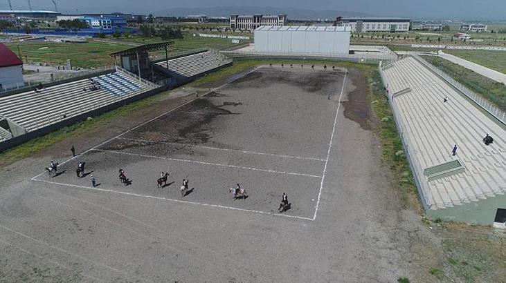 Ata sporu atlı cirite kadın eli değdi