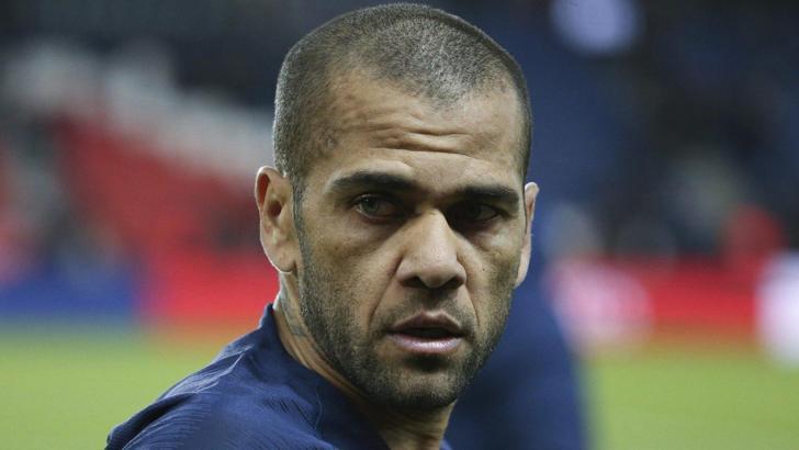 Dani Alves, Paris Saint Germain'den ayrıldığını açıkladı