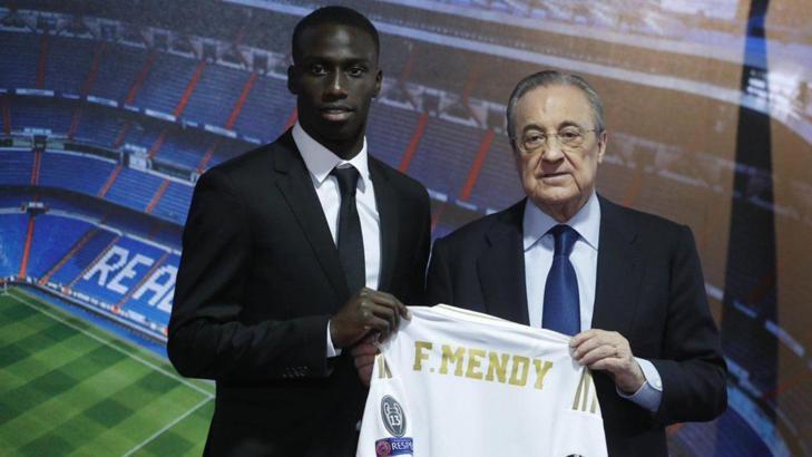 Real Madrid, yeni transferi Ferland Mendy için imza töreni düzenledi
