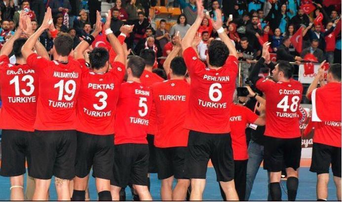 Hentbolcular İzlanda önünde