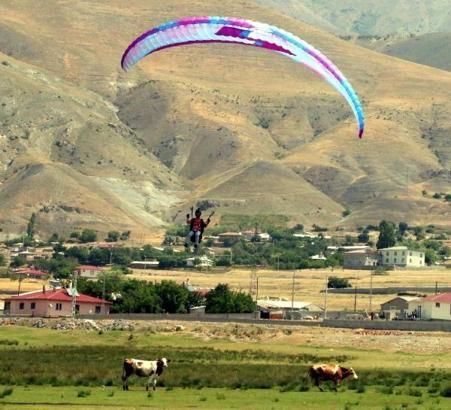 Yamaç paraşütçüleri Erzincan'da yarıştı