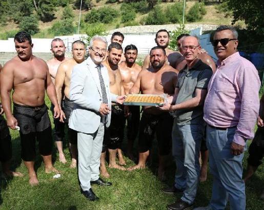 Pehlivanlara baklavalı ziyaret