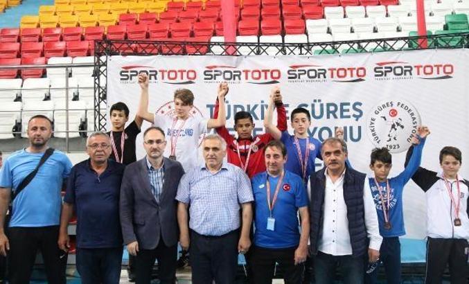 Küçük Minikler Grekoromen Güreş Şampiyonası'nda ilk madalyalar sahibini buldu