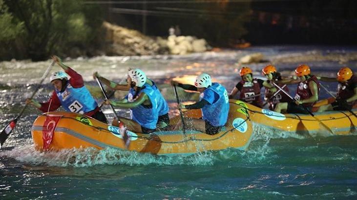 Rafting Dünya Şampiyonası'nda gece yarışları yapıldı