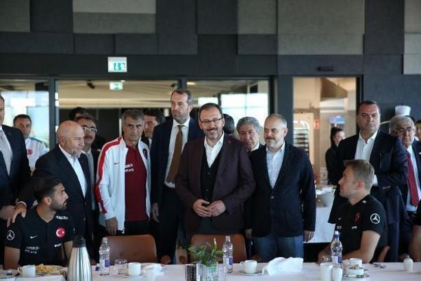 Kasapoğlu'ndan A Milli Futbol Takımı'na moral ziyareti