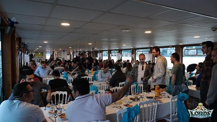 Lords Mobile oyuncularıyla yemekte bir araya geldi