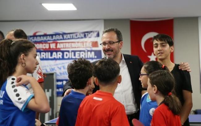 Bakan Kasapoğlu Konya'da sporcularla bir araya geldi