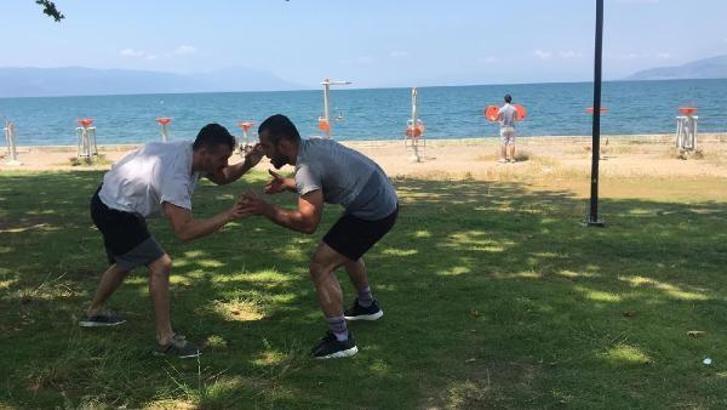 Güreşçi Enes Uslu'nun parktaki antrenmanı renkli görüntüler oluşturdu