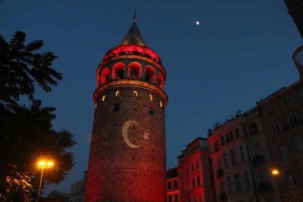 İstanbul'un tarihi simgeleri Milli Takım'a destek için Kırmızı-Beyaza büründü