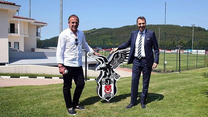 Abdullah Avcı imzalıyor