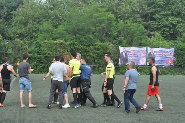 3 kırmızı kart çıktı, hakemin üzerine yürüdüler!