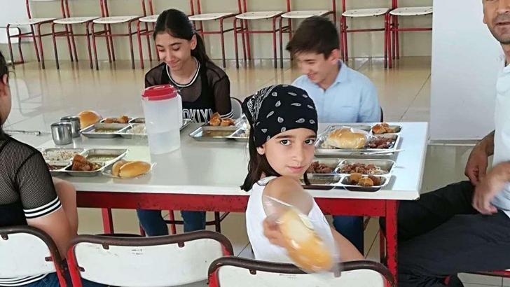 Mesut Özil'den Kızılay aracılığı ile 16 bin kişiye düğün yemeği