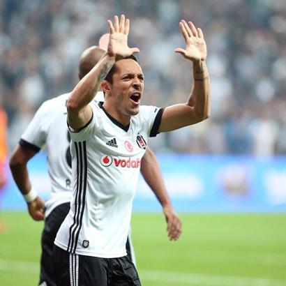 Adriano resmen açıkladı! İşte yeni takımı
