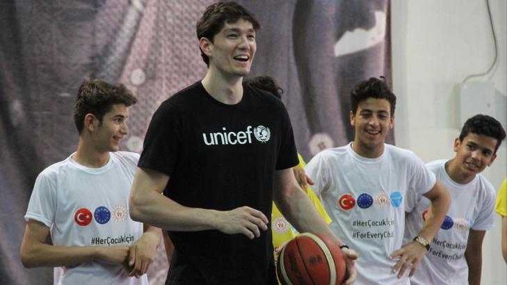 Milli basketbolcu Cedi Osman'dan gençlik merkezine ziyaret