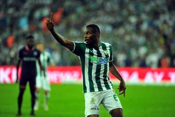Bursaspor'un santrforları, önceki oyuncuları mumla arattı