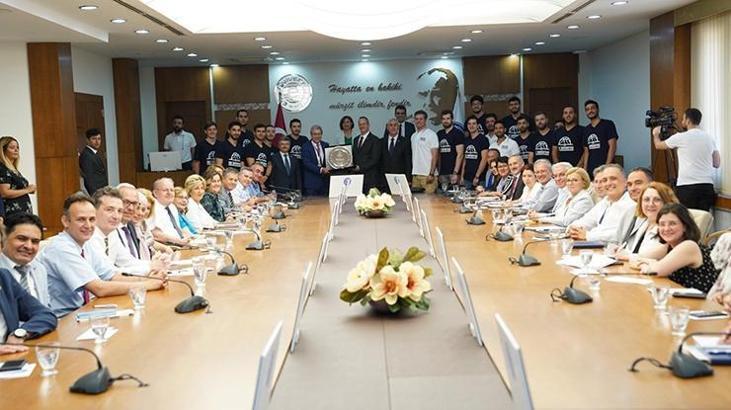Ege'nin gururu basketbolcular Senato'da ödüllendirildi