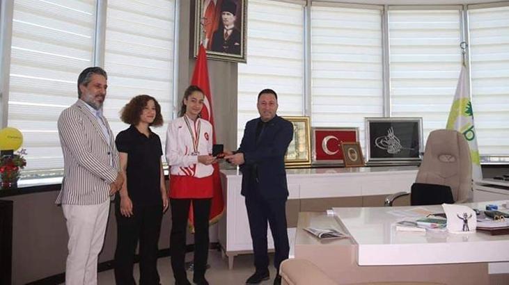 Başkan Beyoğlu'ndan şampiyon karateciye ödül