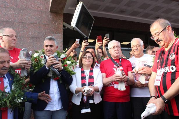 Şampiyon Gazişehir Gaziantep coşkuyla karşılandı