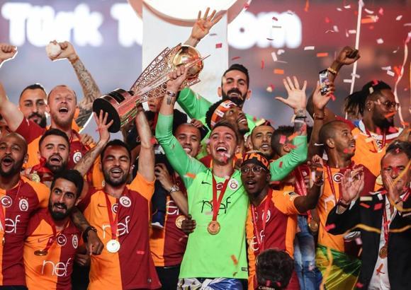 Galatasaraylı futbolcular şampiyonluk kutlamalarına hangi şarkılarla çıktı?