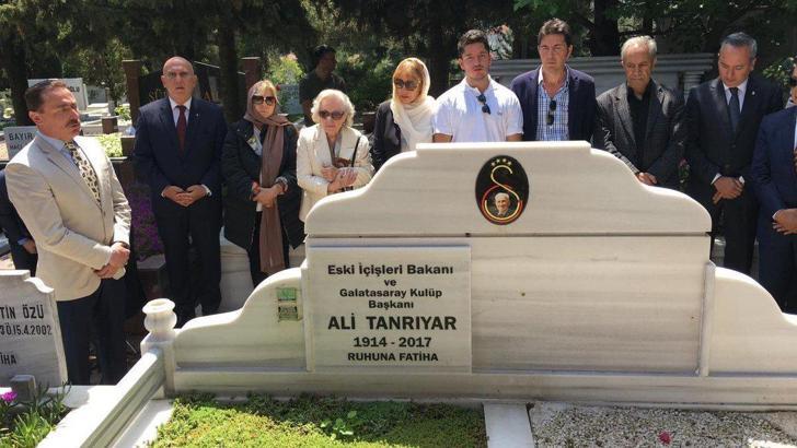 Galatasaray'ın eski başkanı Ali Tanrıyar, mezarı başında anıldı