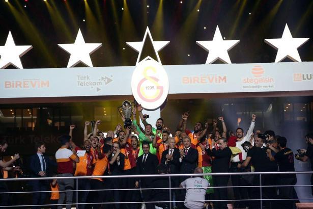 Şampiyon Galatasaray kupasına kavuştu!