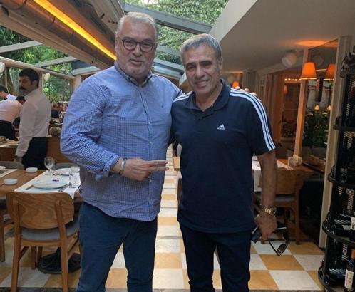 Ersun Yanal, eşi ve annesiyle iftar yaptı