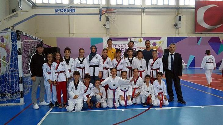 Bayraklı taekwondoda madalyaya doymuyor