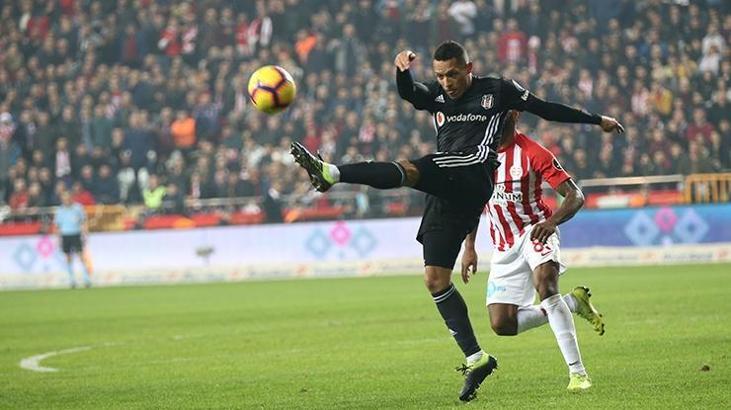 Fenerbahçe'den Adriano bombası!
