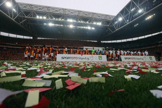 Galatasaray - Beşiktaş derbisinde Sural unutulmadı
