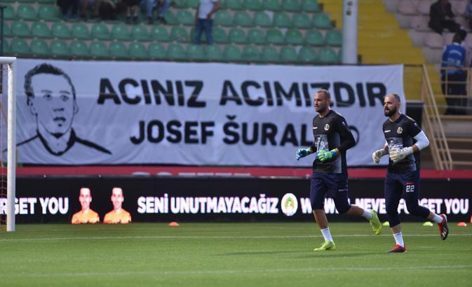 Josef Sural'ı sahada andılar