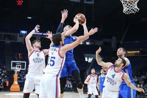 Anadolu Efes zirve için sahada