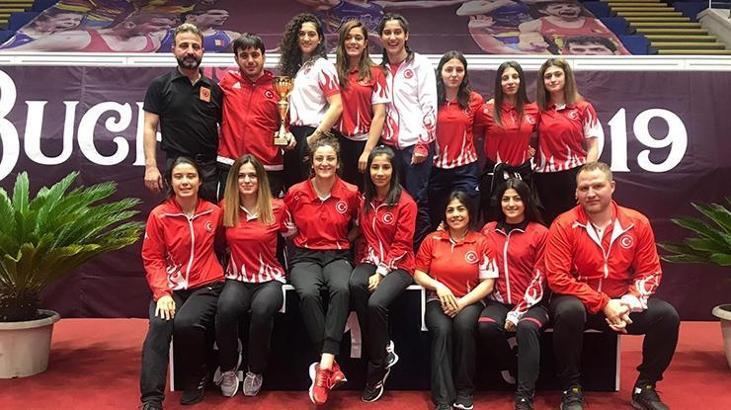 Genç Kadın güreşçiler Romanya'da ikinci oldu