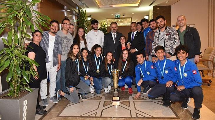 Alinur Aktaş'tan, Yıldırım İşitme Engelliler Spor Kulübü'ne tebrik ziyareti