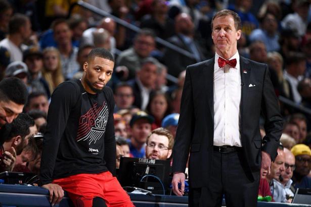 Portland coachu Terry Stotts ve yardımcılarından Jon Yim'e destek